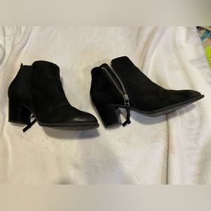 Vionic ‘Sterling’ black leather side zip ankle boots